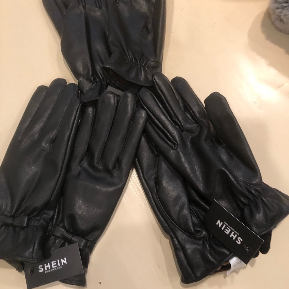 Women’s faux leather gloves